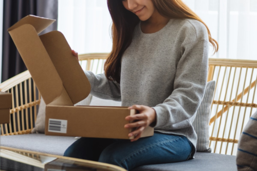 届いた商品を開ける女性