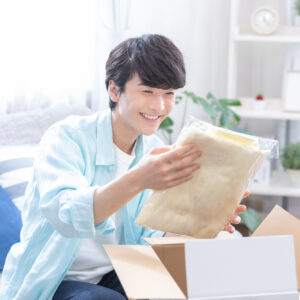 同梱物が届いて喜ぶ男性