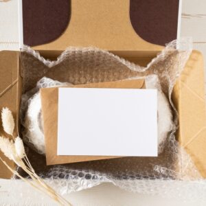 箱の商品の中にサンプリングがはいっている画像